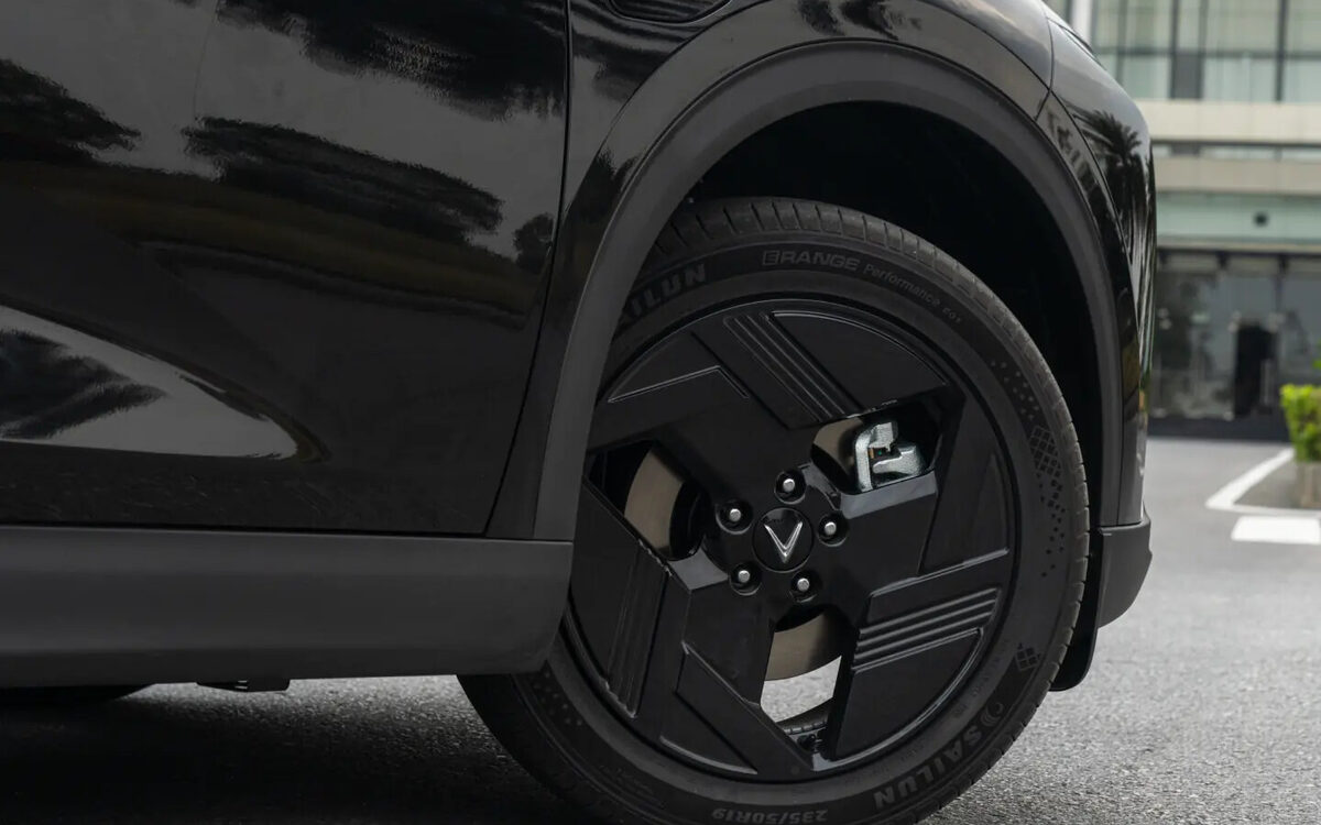 Close-up of the black alloy wheel on a black VinFast VF MPV 7