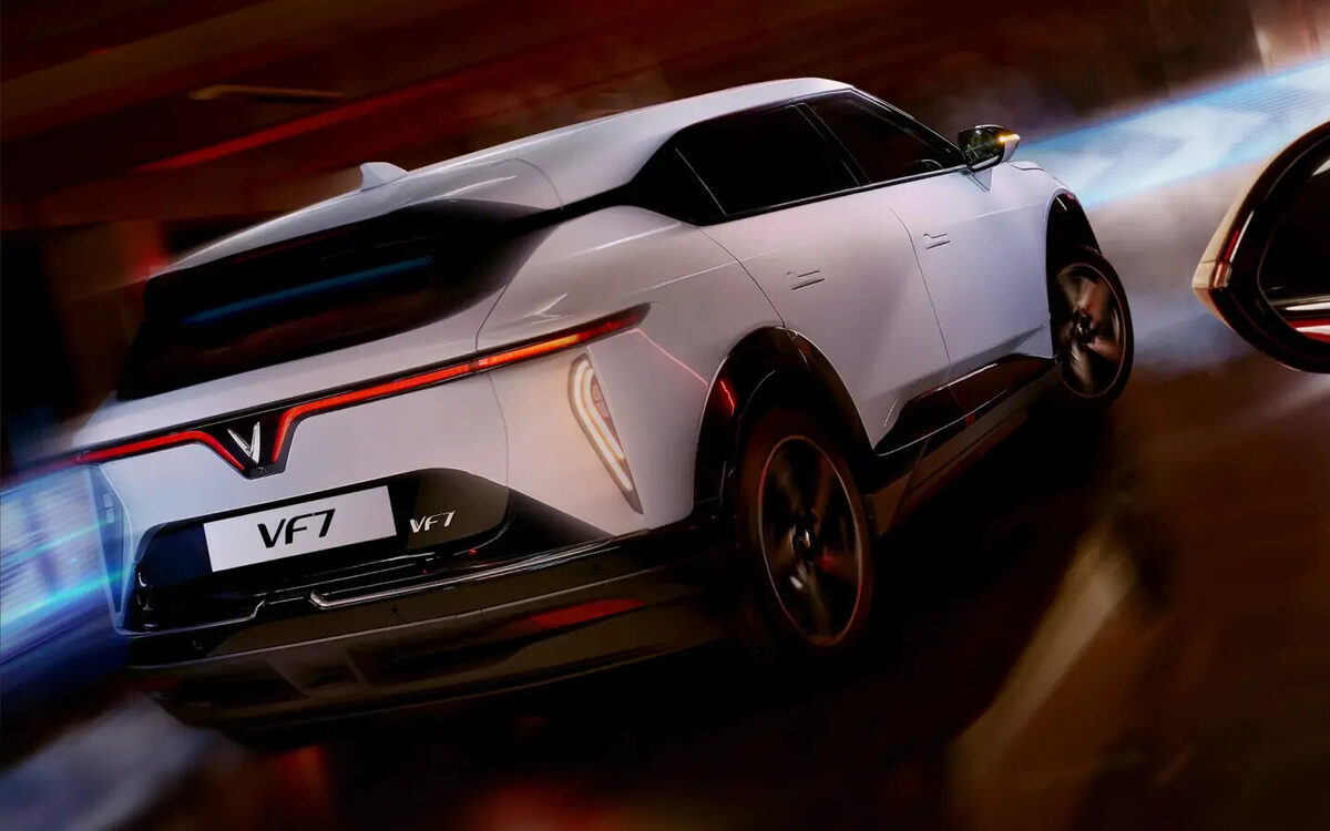 VinFast VF 7 in white, rear three-quarter view with the light-bar tail lamps