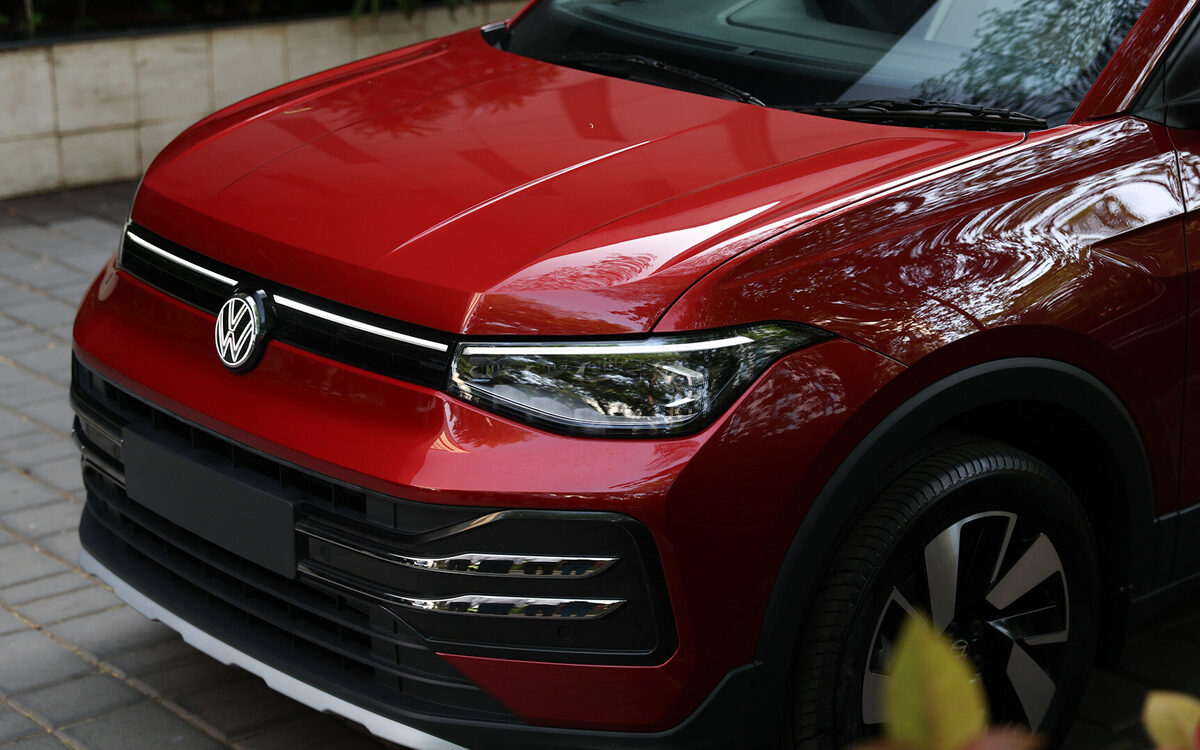 Close-up of the Volkswagen Taigun red front end with LED headlamp and grille