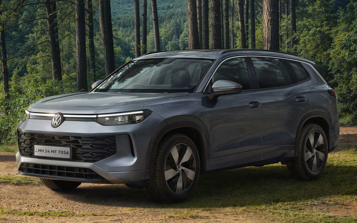 Volkswagen Tayron in grey parked in a pine forest, front three-quarter view