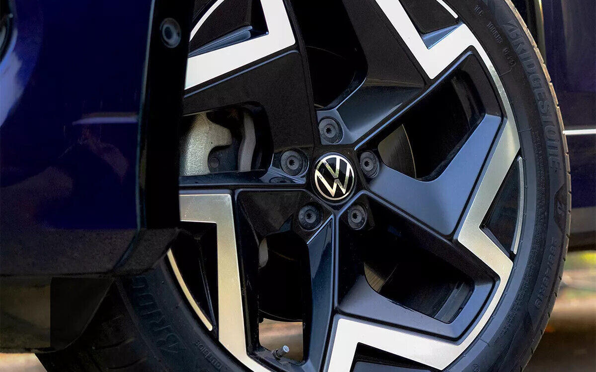 Close-up of a Volkswagen Tayron five-spoke alloy wheel with VW centre cap
