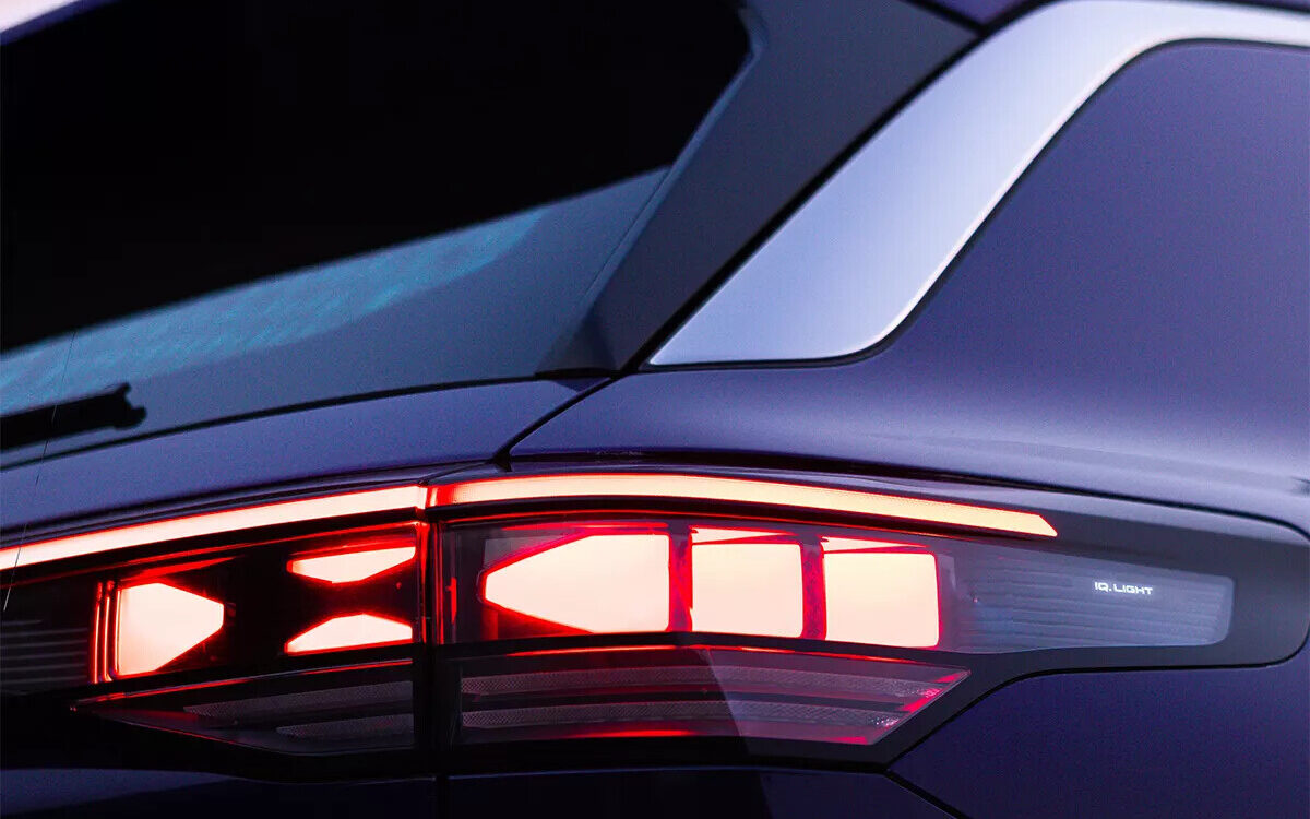 Close-up of the Volkswagen Tayron LED light-bar tail lamp in blue paint