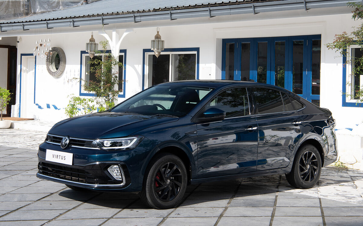 Virtus in dark blue, front three-quarter view in a courtyard