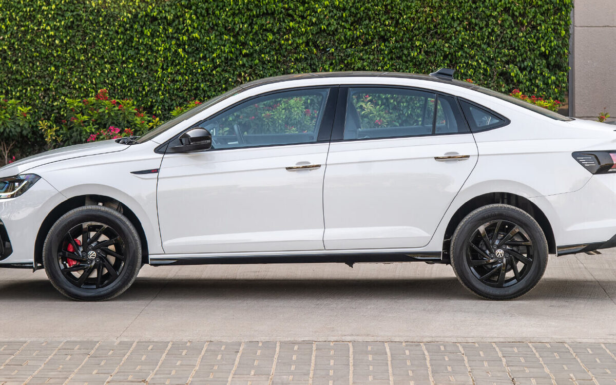 Virtus in white with black alloys, side profile